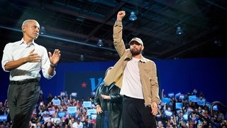 Rapper Eminem (r) begrüßt die Menge bei einer Wahlkampfveranstaltung zur Unterstützung der US-Vizepräsidentin und demokratischen Präsidentschaftskandidatin K. Harris, an der auch der frühere US-Präsident Barack Obama teilnimmt.