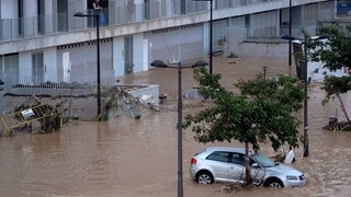 Autos sind durch Überschwemmungen in Valencia eingeschlossen.