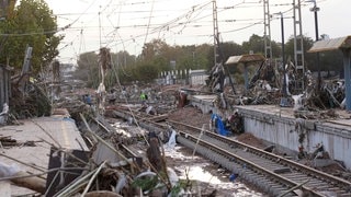 Gleise sind nach dem heftigen Unwetter in Paiporta, nahe der Stadt Valencia, von Trümmern bedeckt.