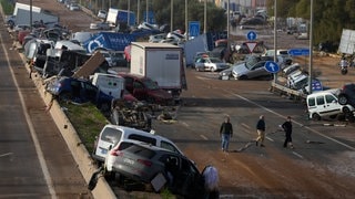 Auf einer Autobahn bei Valencia stapeln sich Fahrzeuge, die von den Fluten weggeschwemmt wurden.