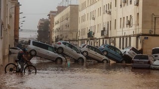 Fahrzeugwracks sind auf der überschwemmten Straße aufeinander gestappelt, nachdem der Sturm Dana durch das Stadtviertel La Torre in Valencia gezogen ist.