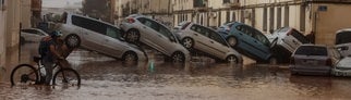 Fahrzeugwracks sind auf der überschwemmten Straße aufeinander gestappelt, nachdem der Sturm Dana durch das Stadtviertel La Torre in Valencia gezogen ist.