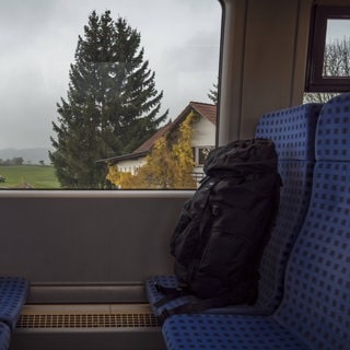 Ein Rucksack steht vergessen auf einem Sitz in einer Bahn. (Symbolbild)