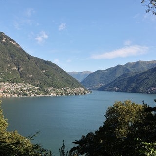 Blick auf den Comer See mit der Ortschaft Bellagio in Italien