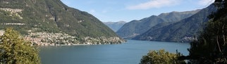 Blick auf den Comer See mit der Ortschaft Bellagio in Italien