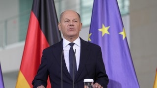 Bundeskanzler Olaf Scholz (SPD) gibt ein Pressestatement