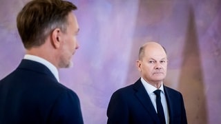 Bundeskanzler Olaf Scholz schaut auf Christian Lindner, ehemaliger Bundesminister der Finanzen.