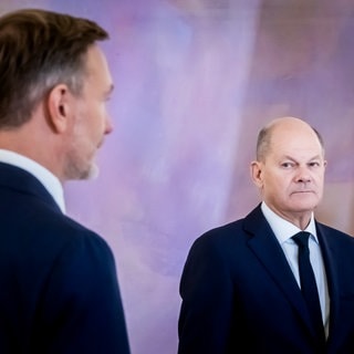 Bundeskanzler Olaf Scholz schaut auf Christian Lindner, ehemaliger Bundesminister der Finanzen.