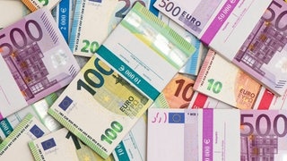 Viele Euro Banknoten liegen auf einem Haufen zusammen. In Spanien soll ein Polizeichef mehrere Millionen Euro in seinen Wänden versteckt haben.