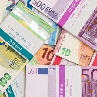 Viele Euro Banknoten liegen auf einem Haufen zusammen. In Spanien soll ein Polizeichef mehrere Millionen Euro in seinen Wänden versteckt haben.