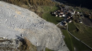 Blick auf das Dorf Brienz in Brienz-Brinzauls. Am 15. Juni 2023 erreichte ein Schuttstrom beinahe das damals evakuierte Dorf. Nun drohen weitere 1,2 Millionen Kubikmeter Felsschutt abzugleiten. Das Dorf muss sich auf eine erneute vorsorgliche Evakuierung vorbereiten.