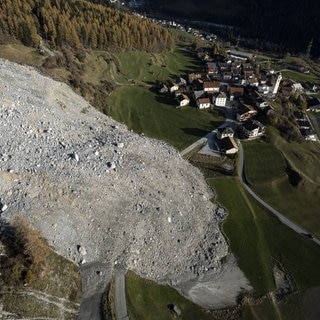 Blick auf das Dorf Brienz in Brienz-Brinzauls. Am 15. Juni 2023 erreichte ein Schuttstrom beinahe das damals evakuierte Dorf. Nun drohen weitere 1,2 Millionen Kubikmeter Felsschutt abzugleiten. Das Dorf muss sich auf eine erneute vorsorgliche Evakuierung vorbereiten.