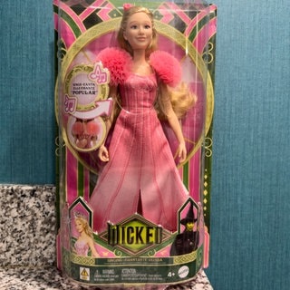 Auf der Rückseite dieser Barbie hat Mattel aus Versehen den Link einer Porno-Seite abgedruckt. Die Figuren stammen aus dem Kinofilm „Wicked“.