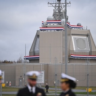 Die offizielle Eröffnung der amerikanischen Aegis-Ashore-Raketenabwehrbasis. Dies ist die erste ständige Einrichtung der US-Streitkräfte in Polen, die die Vereinigten Staaten und ihre europäischen Verbündeten vor ballistischen Raketen schützen soll.