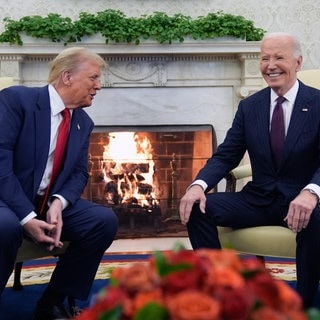 US-Präsident Joe Biden (r) trifft sich mit dem designierten US-Präsidenten Donald Trump im Oval Office des Weißen Hauses.