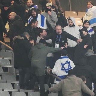 Stade de France: Fans streiten auf der Tribüne, ein Ordner geht dazwischen.