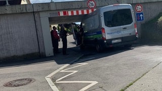 Sprinter hängt in der Bahn-Unterführung in Mengen Klosterstraße fest.