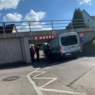 Sprinter hängt in der Bahn-Unterführung in Mengen Klosterstraße fest.