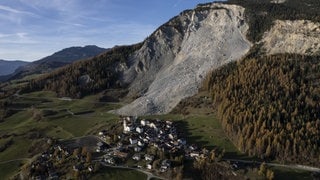 Das Schweizer Bergdorf Brienz ist von einer Schuttlawine bedroht. Es gibt Überlegungen es umzusiedeln.