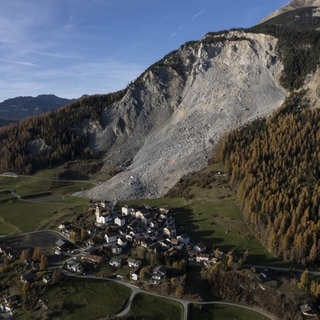 Das Schweizer Bergdorf Brienz ist von einer Schuttlawine bedroht. Es gibt Überlegungen es umzusiedeln.