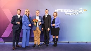 Rudi Cerne (l-), Moderator, Nadine Bilke, ZDF-Programmdirektorin, Preisträger Andreas Bichert, Johannes Hendrik Langer, Schauspieler und Laudator, und Nancy Faeser (SPD), Bundesministerin des Innern und für Heimat, stehen zusammen auf der Veranstaltung zur Verleihung vom "XY-Preis". 