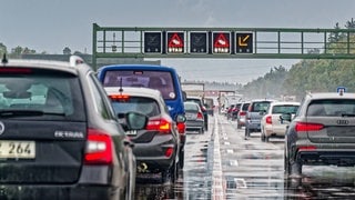 Autos stehen auf der Autobahn im Stau – Auf der A81 gab es einen LKW-Unfall. Deshalb gibt es dort und auf der A6 jetzt Stau.