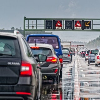 Autos stehen auf der Autobahn im Stau – Auf der A81 gab es einen LKW-Unfall. Deshalb gibt es dort und auf der A6 jetzt Stau.