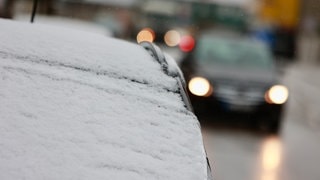 Auf einem Autodach ist Schnee liegen geblieben. In BW und RLP soll es am Mittwoch schneien.