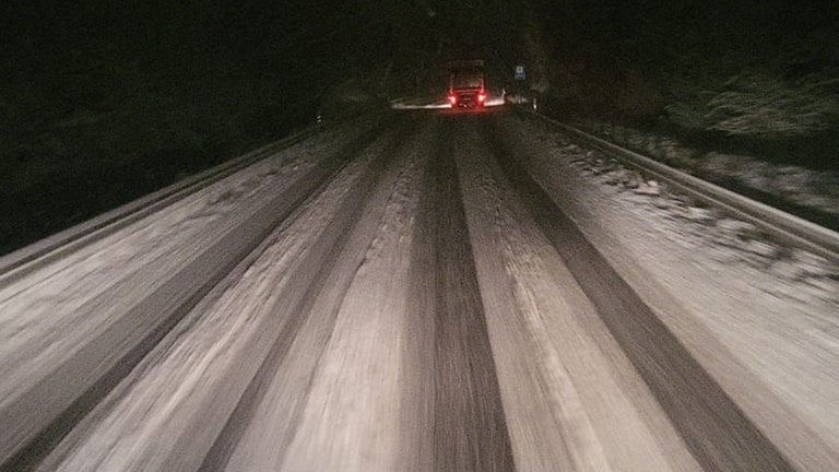 SWR3 Hörer Olaf hat sich heute Morgen ins Auto gesetzt. So sah es auf der verschneiten B463 bei Sigmaringen aus.