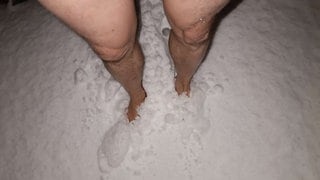 Schnee in SWR3Land: Ein Mann steht mit nackten Beinen im Schnee