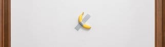 Eine Banane klebt mit Klebeband an der Wand, ein Kunstwerk von Maurizio Cattelan.