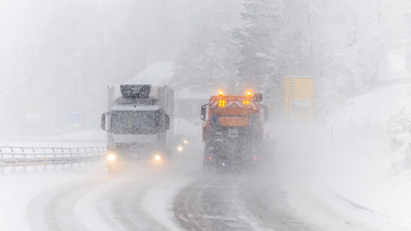 Ein Schneepflug fährt im dichten Schneetreiben über die Bundesstraße 317 nahe Feldberg. Nach Angaben des Deutschen Wetterdienstes werden vor allem die Hochlagen des Landes von weiteren Schneefällen betroffen sein.