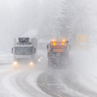 Ein Schneepflug fährt im dichten Schneetreiben über die Bundesstraße 317 nahe Feldberg. Nach Angaben des Deutschen Wetterdienstes werden vor allem die Hochlagen des Landes von weiteren Schneefällen betroffen sein.