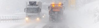 Ein Schneepflug fährt im dichten Schneetreiben über die Bundesstraße 317 nahe Feldberg. Nach Angaben des Deutschen Wetterdienstes werden vor allem die Hochlagen des Landes von weiteren Schneefällen betroffen sein.