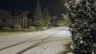 Verschneite Straße am Morgen