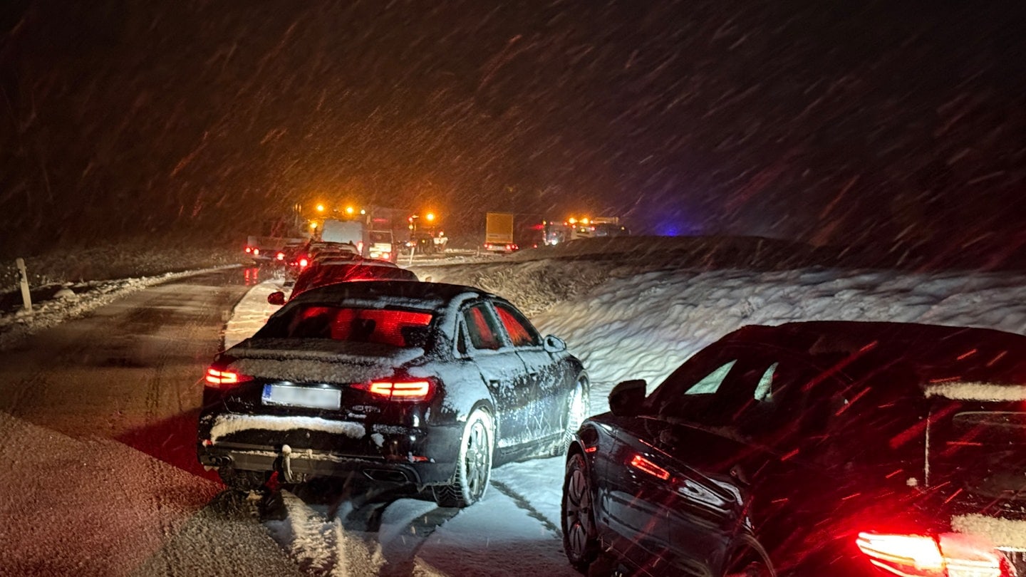 Autos stauen sich im Schneetreiben und bei Glätte auf der B312 im Landkreis Biberach.