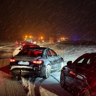 Autos stauen sich im Schneetreiben und bei Glätte auf der B312 im Landkreis Biberach. 