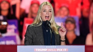 Pam Bondi spricht vor dem damaligen republikanischen US-Präsidentschaftskandidaten und ehemaligen US-Präsidenten Trump bei einer Wahlkampfveranstaltung. Sie soll jetzt Justizministerin werden.