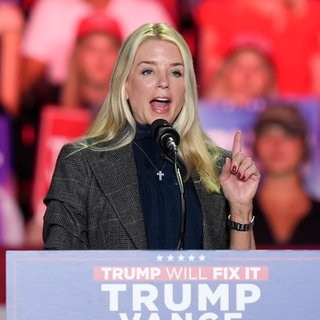 Pam Bondi spricht vor dem damaligen republikanischen US-Präsidentschaftskandidaten und ehemaligen US-Präsidenten Trump bei einer Wahlkampfveranstaltung. Sie soll jetzt Justizministerin werden.