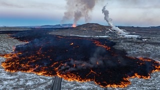 Aktive Lava fließt auf der Straße zur Blauen Lagune, Grindavik, nach dem Vulkanausbruch, der am Mittwoch auf der Halbinsel Reykjanes begann.