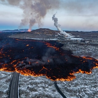 Aktive Lava fließt auf der Straße zur Blauen Lagune, Grindavik, nach dem Vulkanausbruch, der am Mittwoch auf der Halbinsel Reykjanes begann.