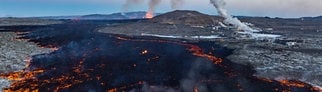 Aktive Lava fließt auf der Straße zur Blauen Lagune, Grindavik, nach dem Vulkanausbruch, der am Mittwoch auf der Halbinsel Reykjanes begann.