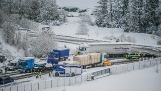 Einsatzkräfte des Technischen Hilfwerkes regeln den Verkehr auf der A98. Die Autobahn war wegen der vielen Schneemengen stundenlang vollgesperrt.