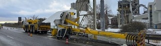 Ein Autokran ist an einer Schutzbrücke in Dotternhausen (Zollernalbkreis) hängengeblieben und umgestürzt. Er blockiert die Fahrbahn.