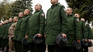 Russische Soldaten in der Armee: Präsident Putin versucht mit Geld neue Soldaten in den Ukraine-Krieg zu holen.