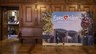 Ein Plakat mit dem Logo des Eurovision Song Contest (ESC) steht im Rathaus in Basel.