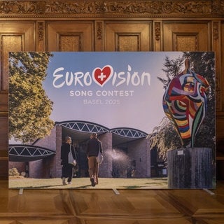 Ein Plakat mit dem Logo des Eurovision Song Contest (ESC) steht im Rathaus in Basel.