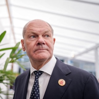 Bundeskanzler Olaf Scholz (SPD) kommt zur Pressekonferenz beim G20-Gipfel.