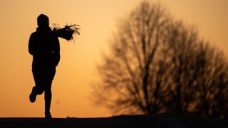 Eine Frau joggt vor dem Sonnenaufgang – So wird das Wetter nacht dem „Bomben-Zyklon“ in SWR3Land