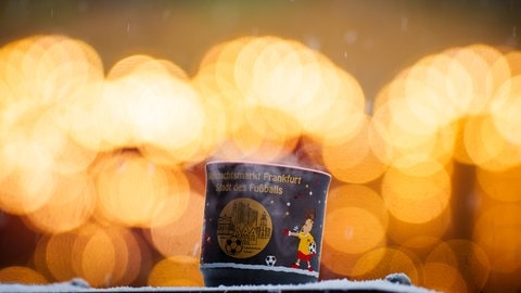 Zwei dampfende Tassen Glühwein stehen auf einem Tisch auf dem Weihnachtsmarkt. Unmittelbar vor der Eröffnung des Marktes wurden die Tassen aus dem Verkehr gezogen, da sie wegen mangelnder Hitzebeständigkeit zu platzen drohten.